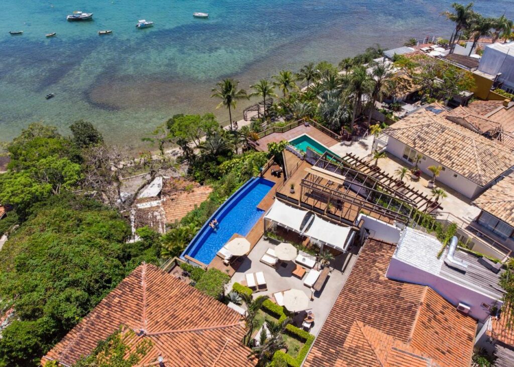 12 Hotéis e Pousadas em Búzios: de opções baratas e boas a luxuosas à beira-mar.