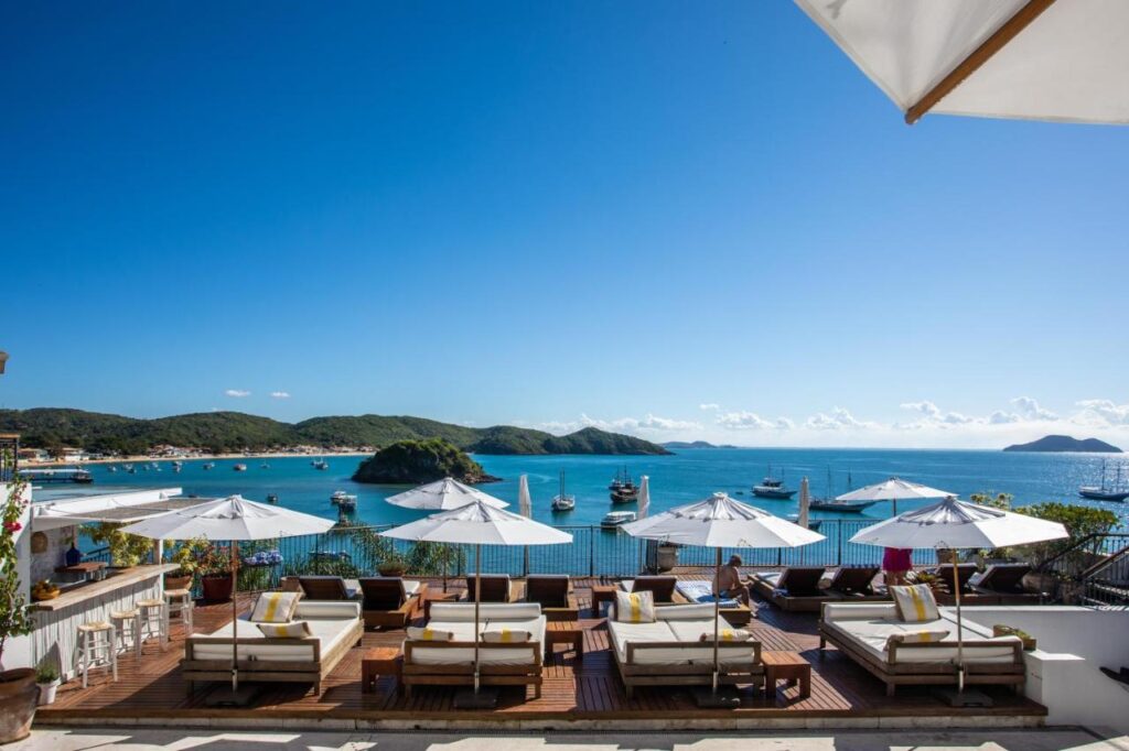 12 Hotéis e Pousadas em Búzios: de opções baratas e boas a luxuosas à beira-mar.