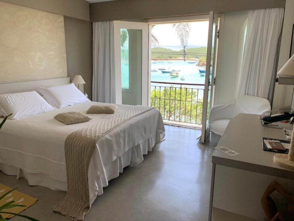 12 Hotéis e Pousadas em Búzios: de opções baratas e boas a luxuosas à beira-mar.