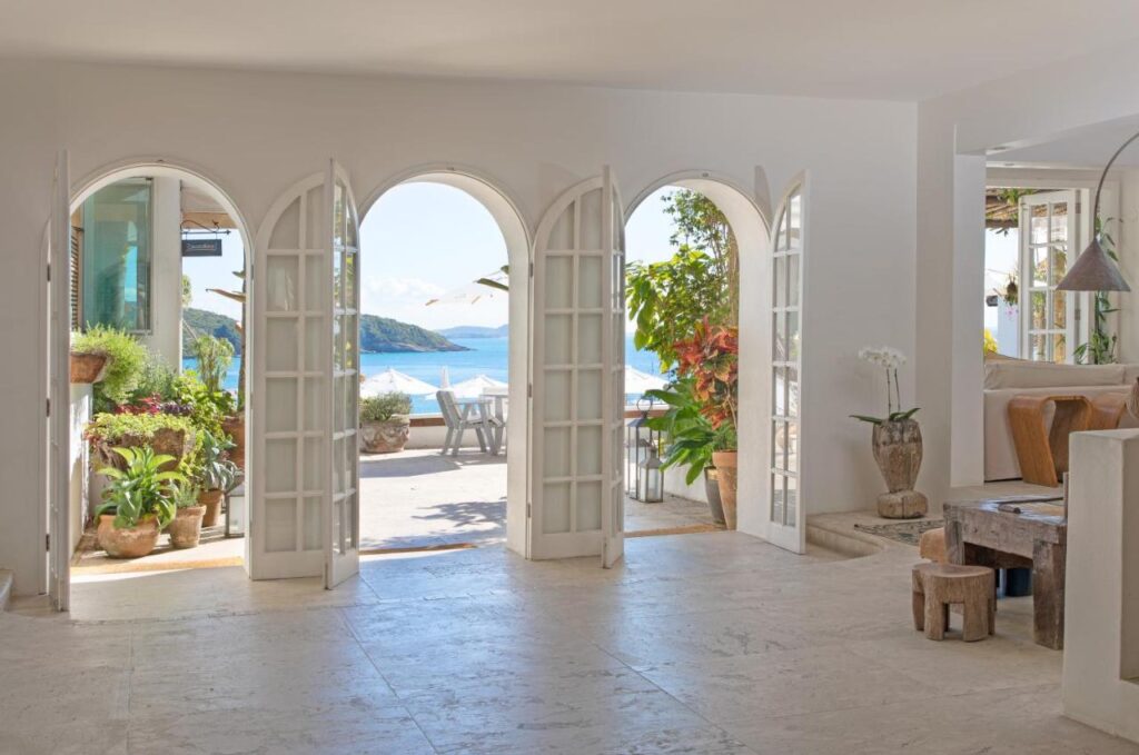 12 Hotéis e Pousadas em Búzios: de opções baratas e boas a luxuosas à beira-mar.