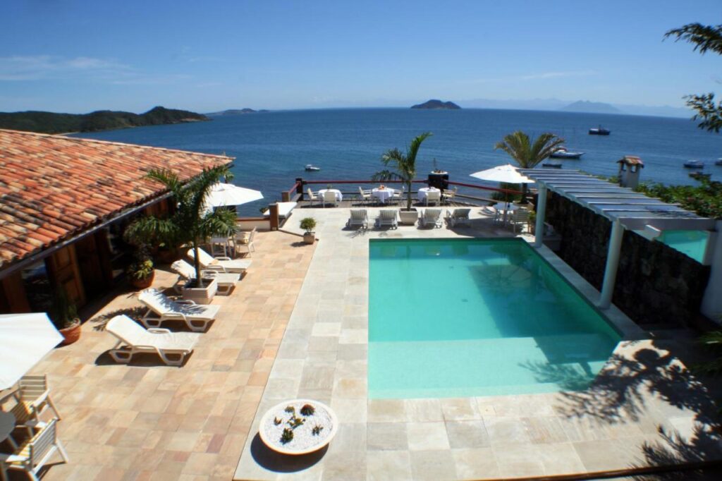 12 Hotéis e Pousadas em Búzios: de opções baratas e boas a luxuosas à beira-mar.