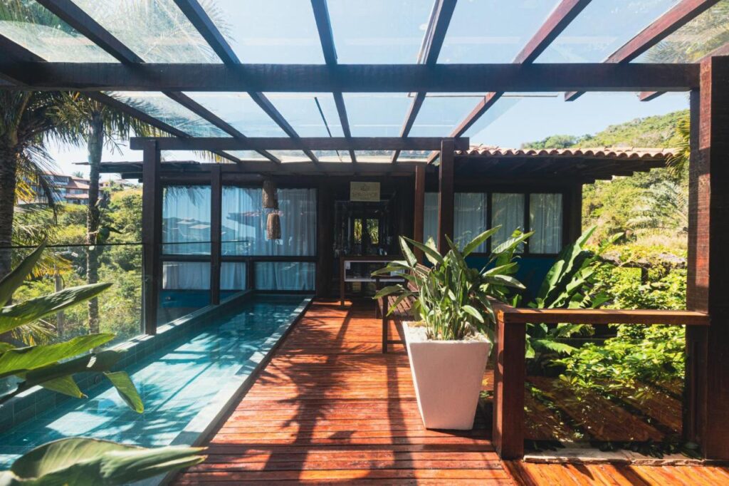 12 Hotéis e Pousadas em Búzios: de opções baratas e boas a luxuosas à beira-mar.