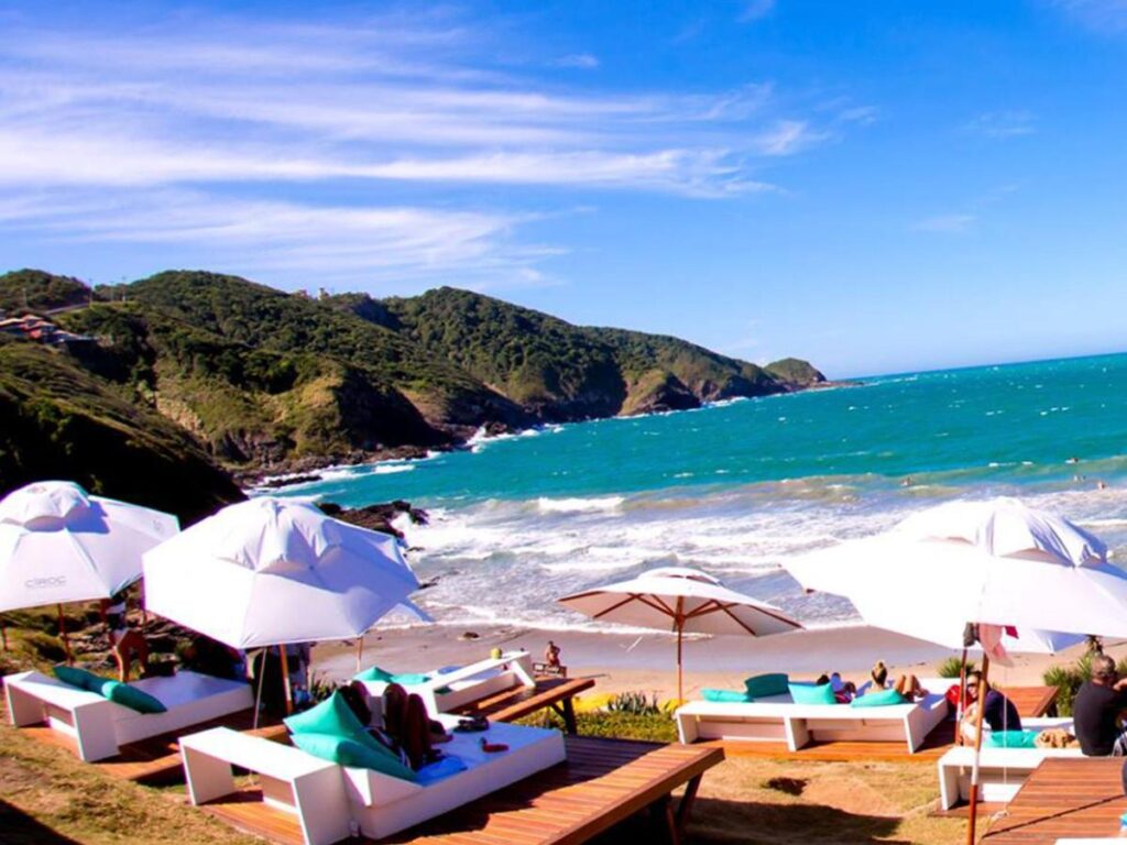 12 Hotéis e Pousadas em Búzios: de opções baratas e boas a luxuosas à beira-mar.